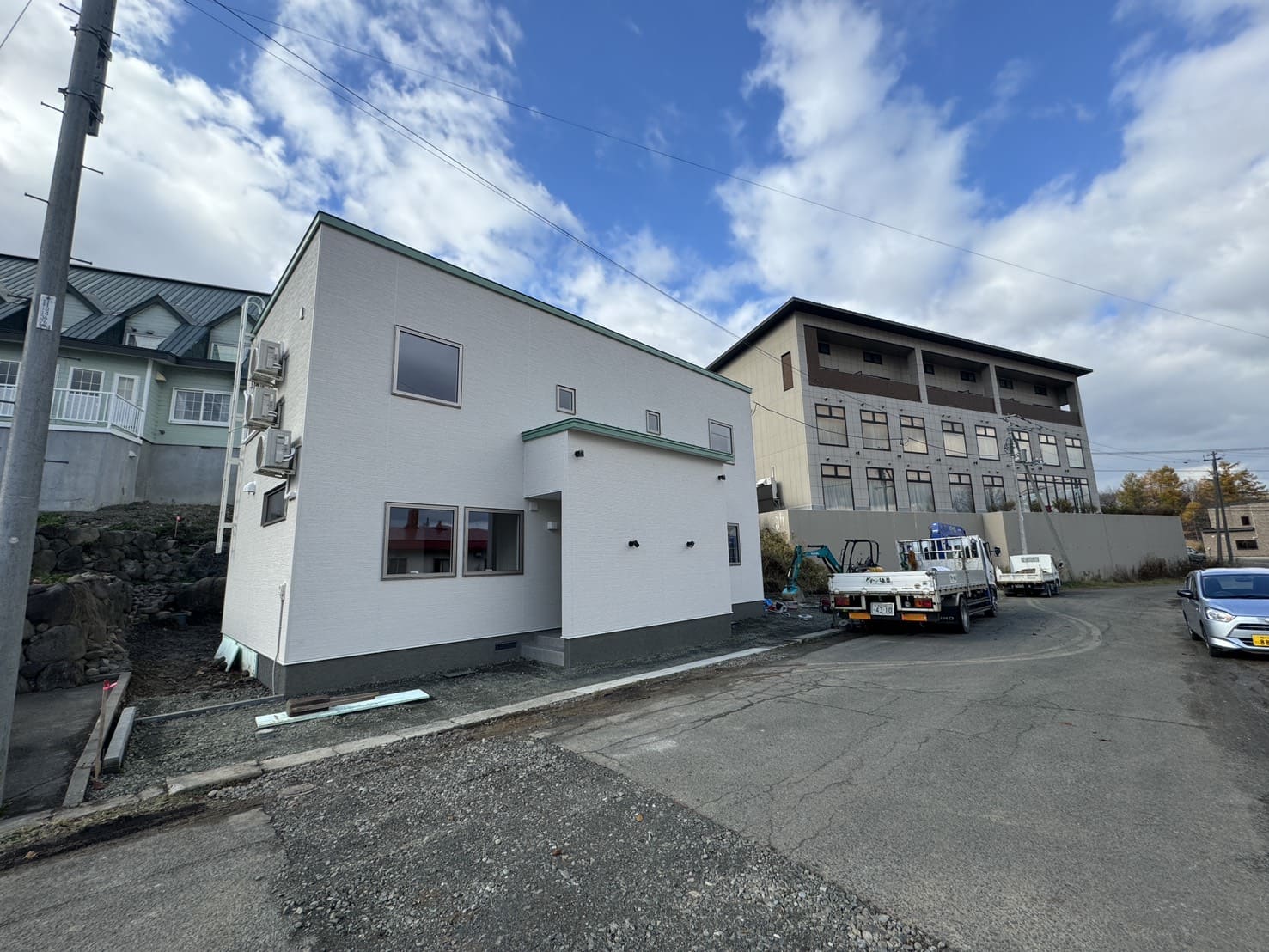 富良野市北の峰エリアに建つ専用住宅の新築施工事例。白を基調としたシンプルな外観が特徴。