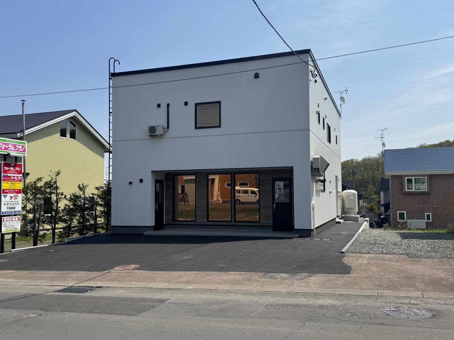 富良野市北の峰エリアに建つ店舗併設型住宅。モダンな外観と機能的な間取りが特徴。