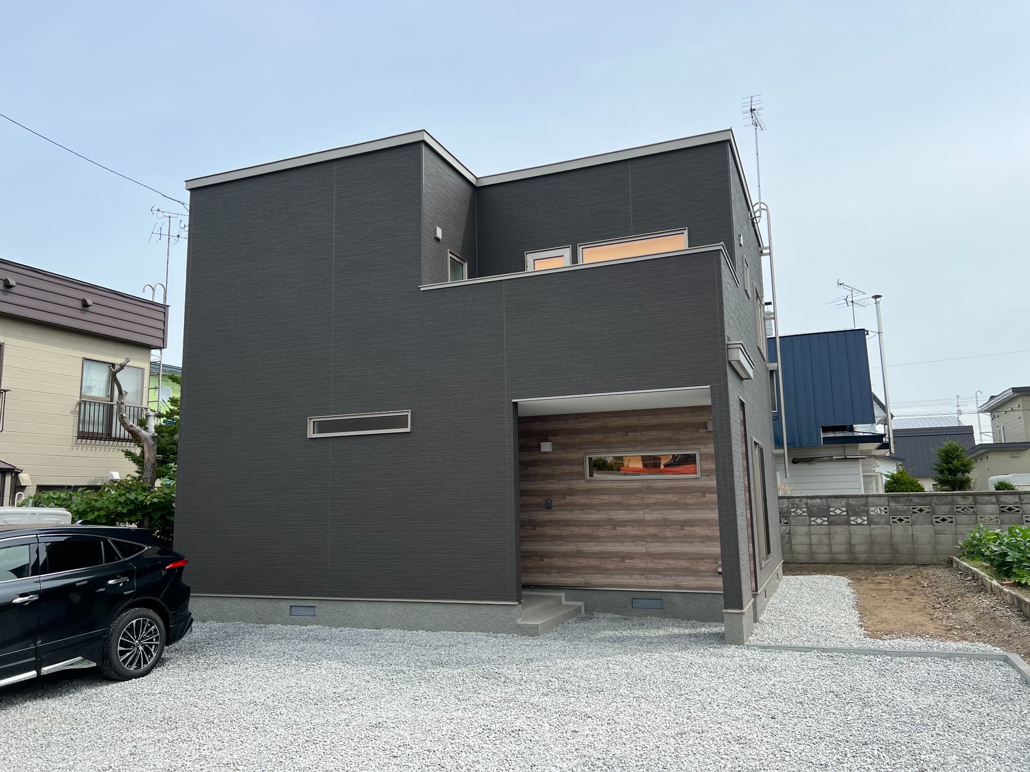 旭川市神居の黒と木目が映えるモダン住宅の外観