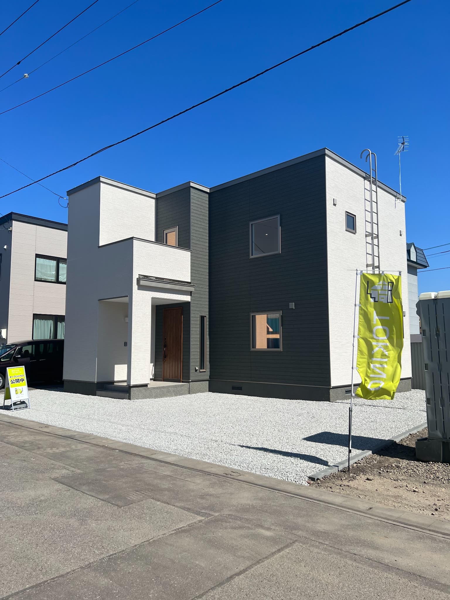 旭川市錦町の白と木目が映えるナチュラルモダン住宅の外観