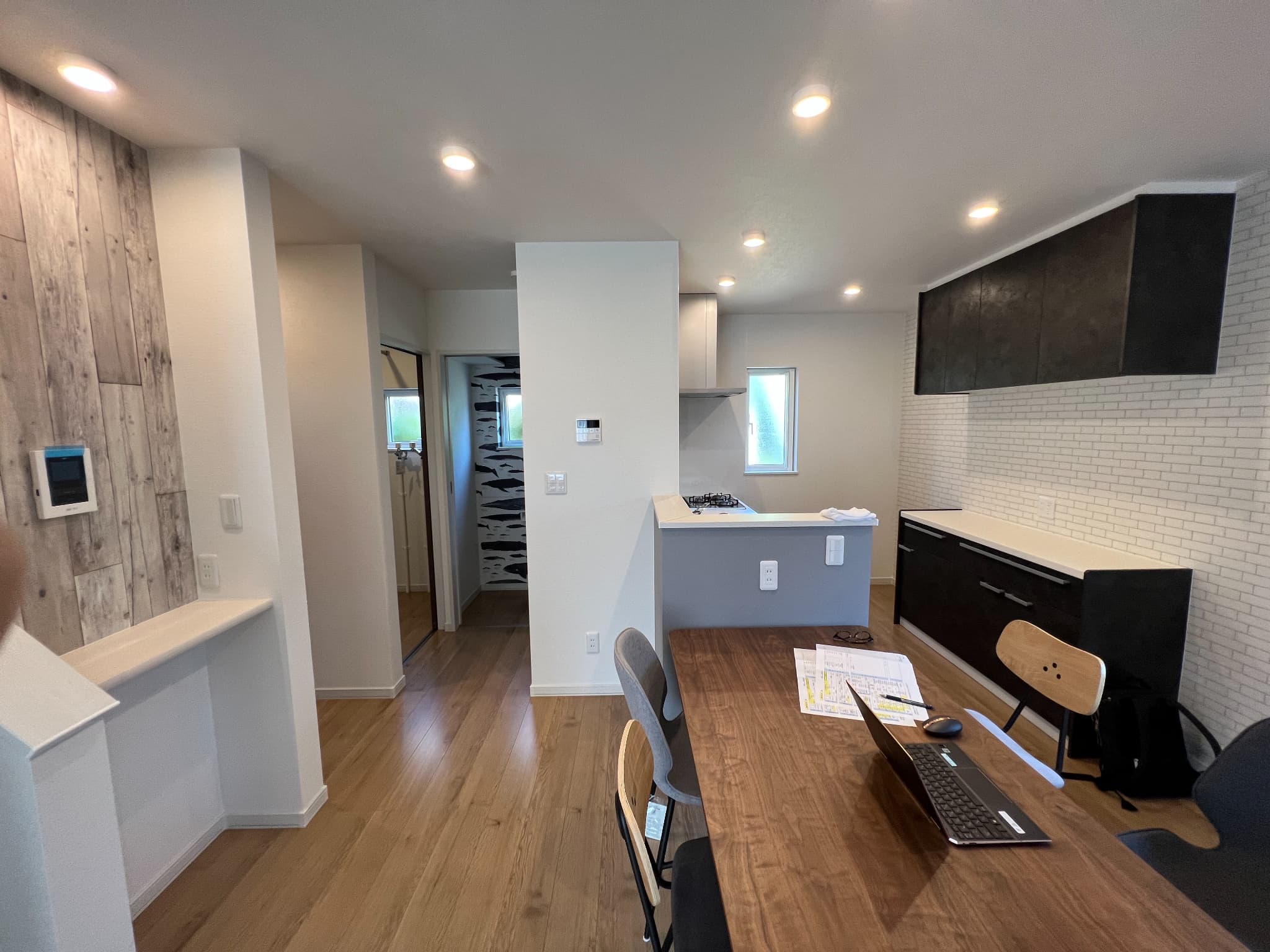 木目と白壁が調和する旭川市神居の開放的なLDK空間