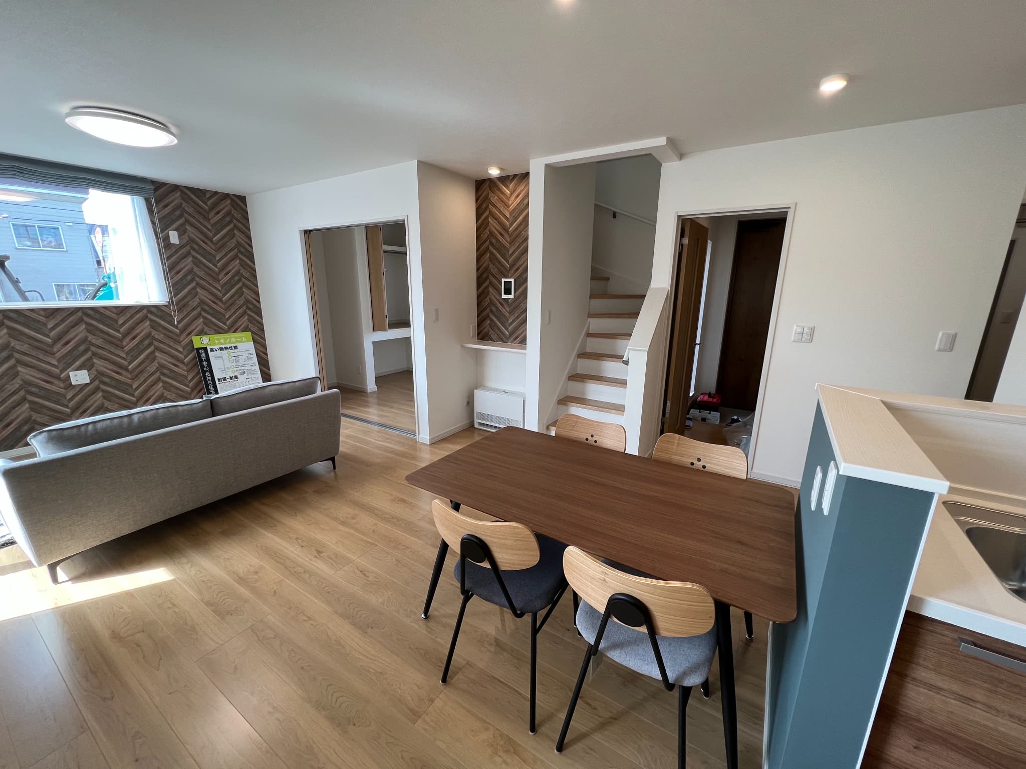 木目フローリングと明るい壁が調和する旭川市錦町の開放的なLDK