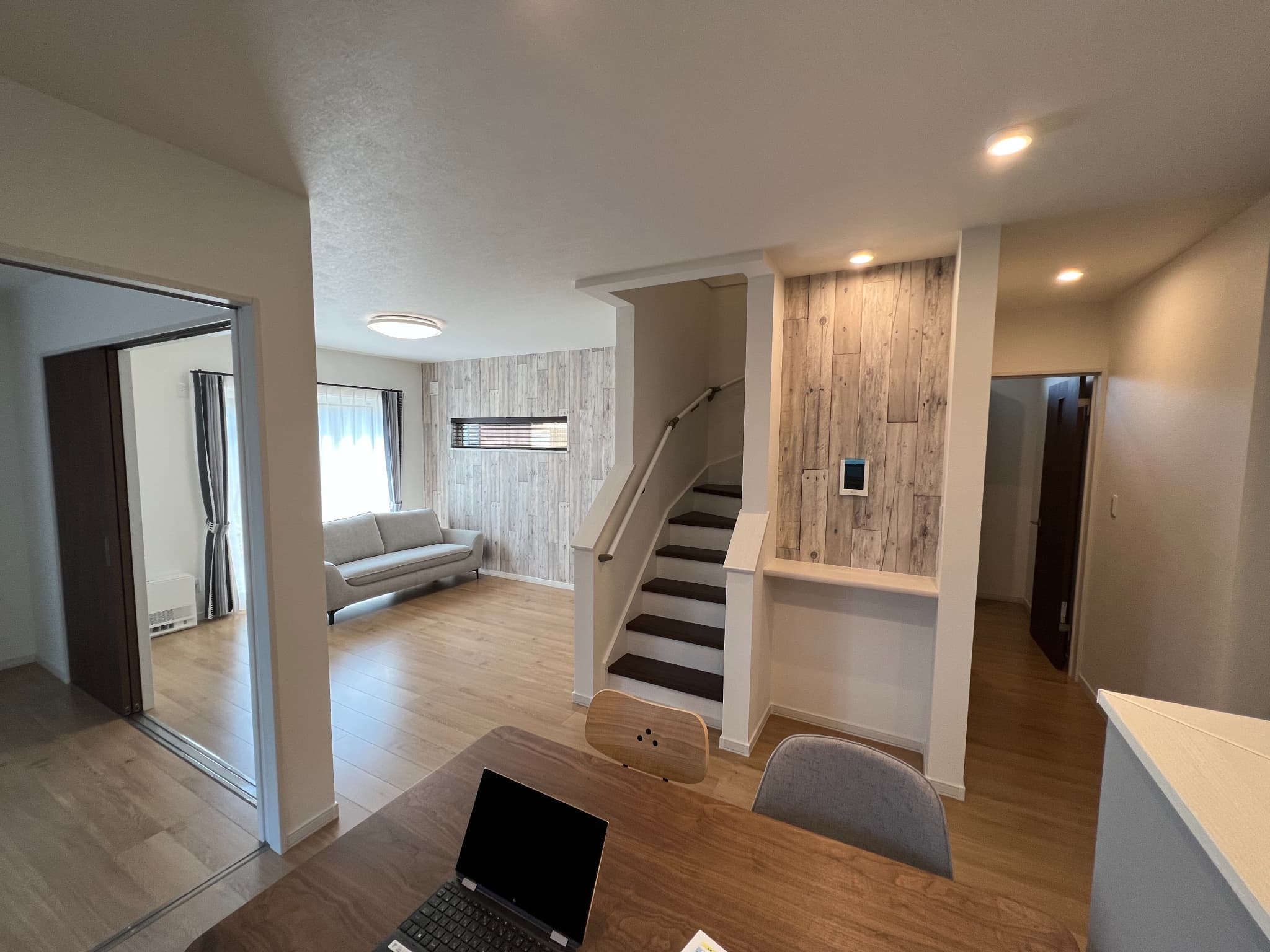 木目フローリングと明るい壁が調和する旭川市錦町の開放的なLDK